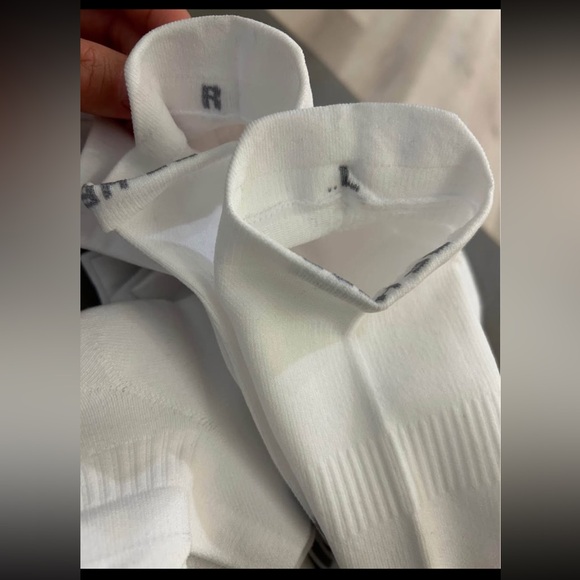 5 pairs of ALO Yoga Unisex White Performance Socks - Picture 4 of 9